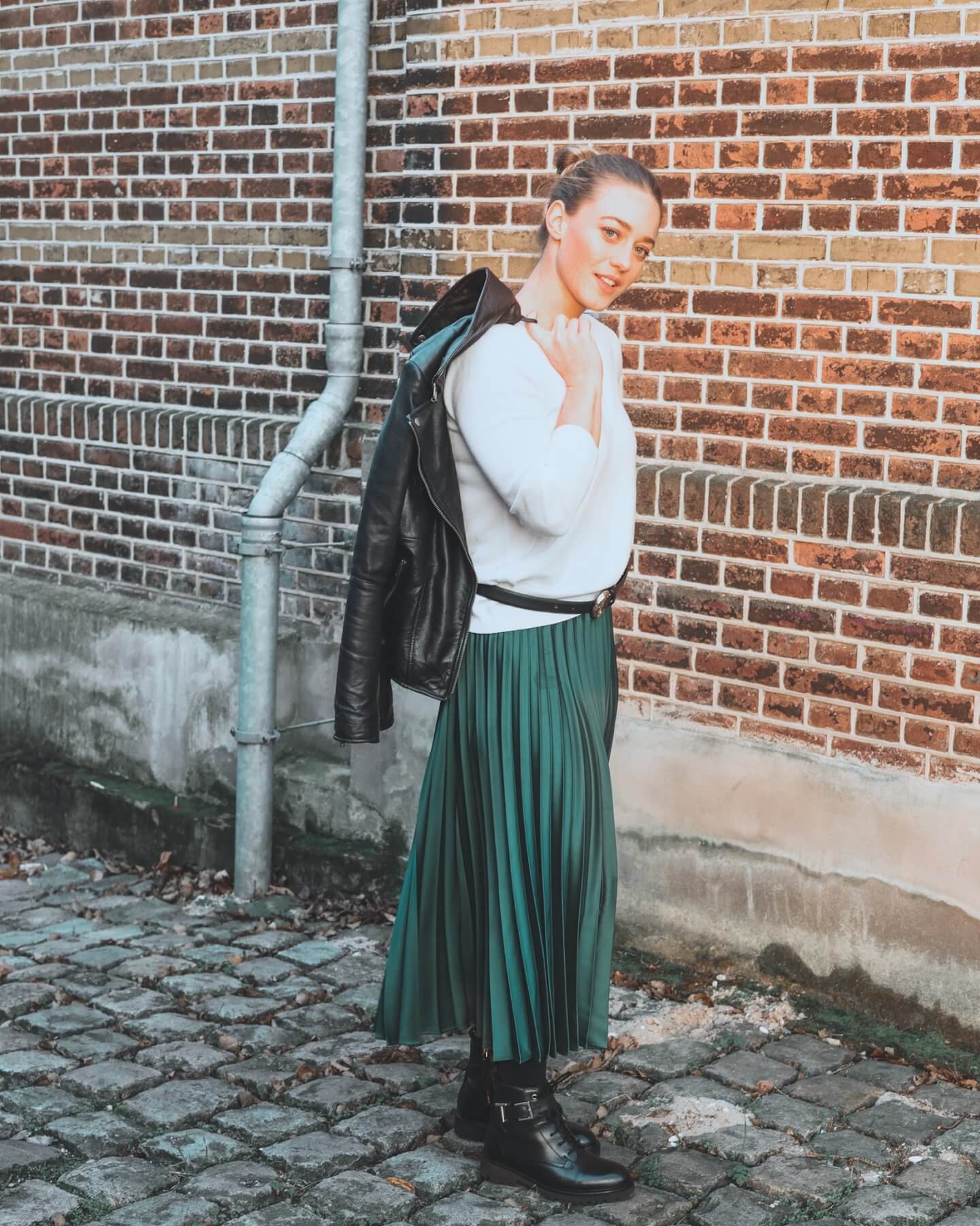 How to wear the pleated skirt trend in 2021 Actually Anna by Annaleid Bakker Transformation Coach Former Elite Athlete Beauty and Fashion Content Creator Podcaster Data Scientist